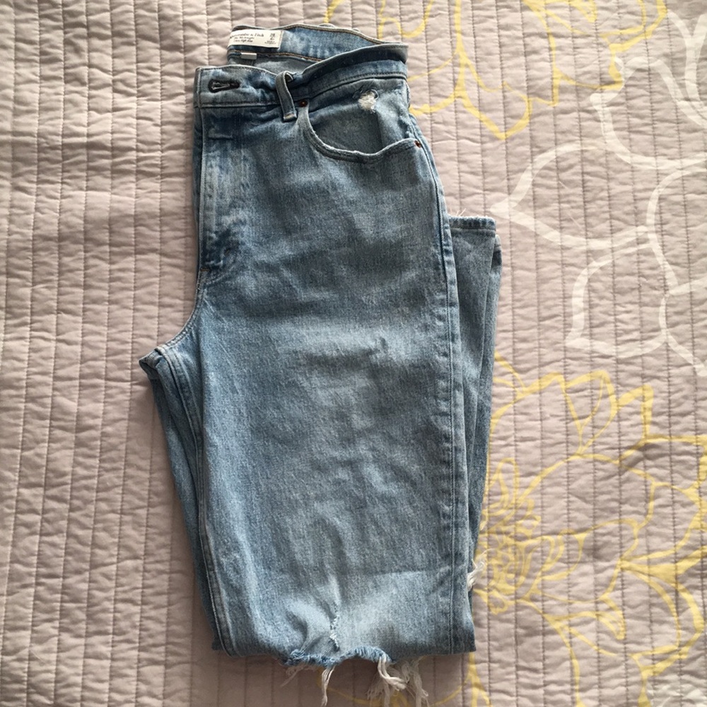 A&F Curve Love Ultra High Rise 90’s Straight Jean